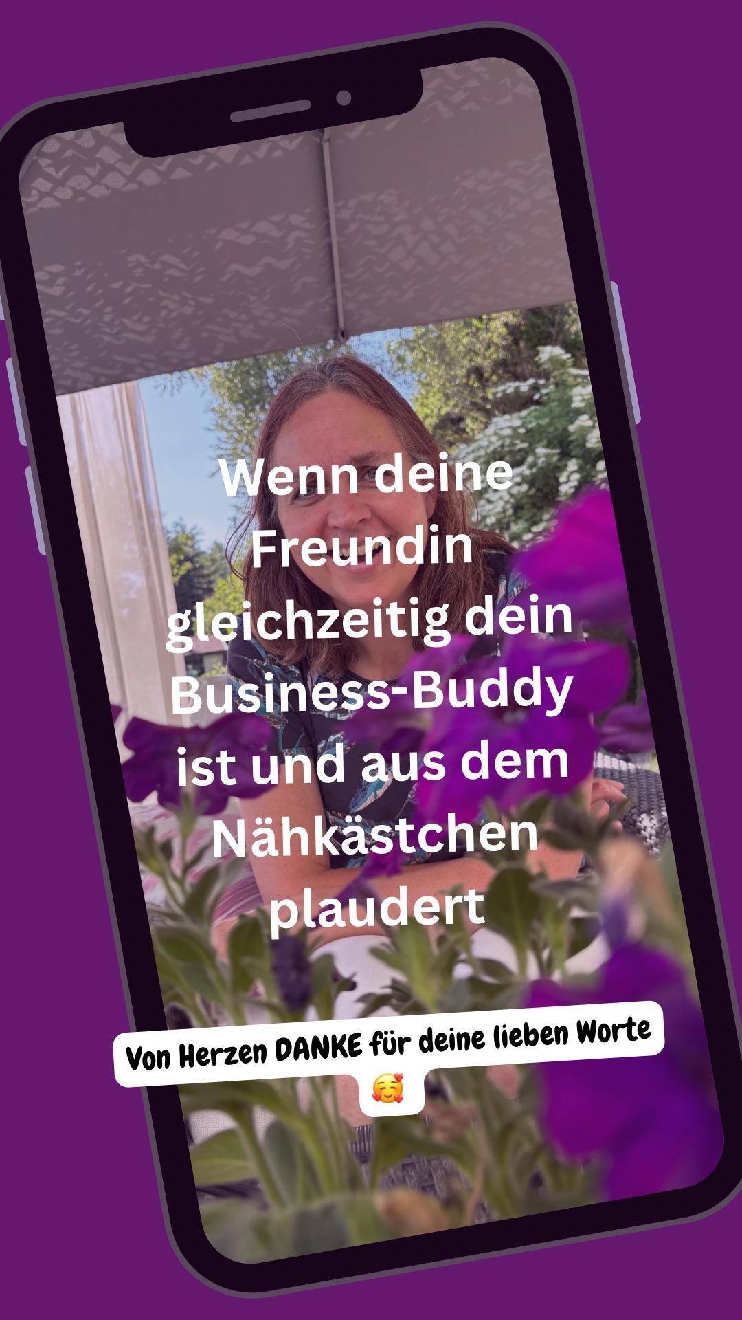 Auf dem Bild sieht man ein Testimonial für Marion Lang - es ist lila gehalten mit Blumen und einer Freundin von Marion im Hintergrund.