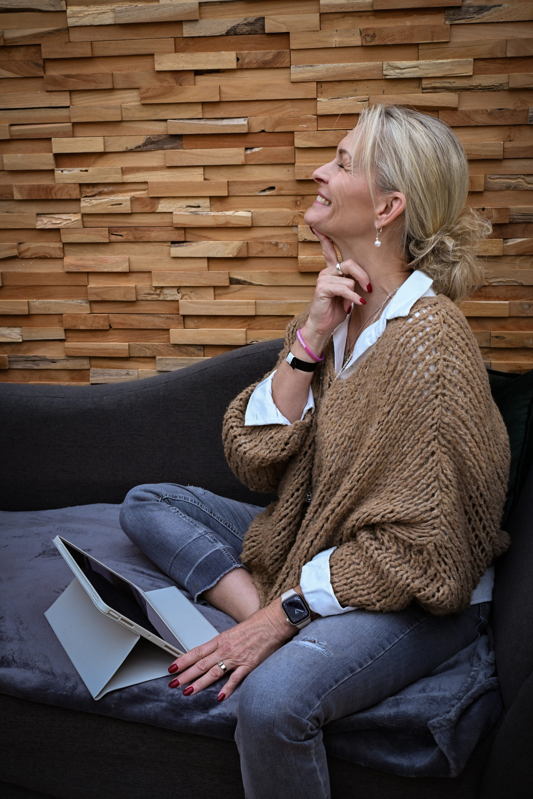 Auf dem Bild sieht man Marion Lang. Man sieht sie leicht von ihrer linken Seite. Sie trägt ihre blonden Haare offen mit einem halben Zopf nach hinten gebunden. Sie trägt einen weißen Pullover. Sie schaut von träumt in die Gegend. Im Hintergrund sieht man einen Zaun mit grünen Bewachsungen.